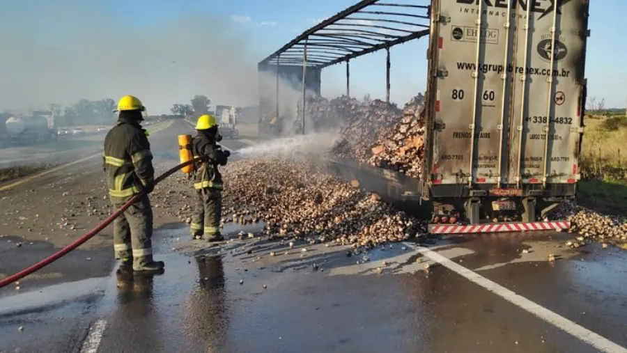 Un camión que transportaba cebollas sufrió un incendio en ruta 14