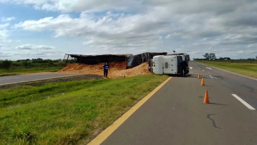 Un camión despistó en la autovía de la ruta 18 y volcó toda su carga