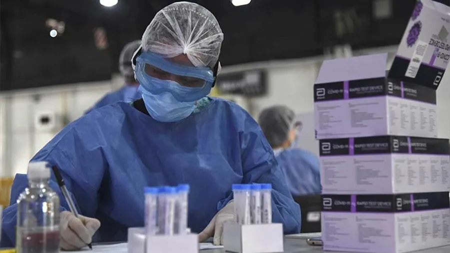 El Ministerio de Salud de la Nación informó que hoy se diagnosticaron 331 nuevos contagios de Covid-19 y 15 decesos. El plan de vacunación es uno de los factores favorables de los actuales registros.
