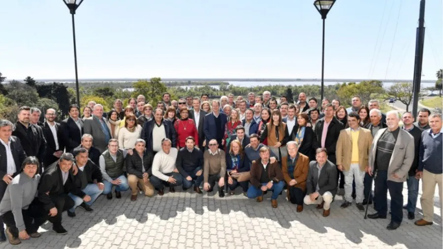 Laurito y Oliva junto a los demás intendentes de la provincia con Bordet 