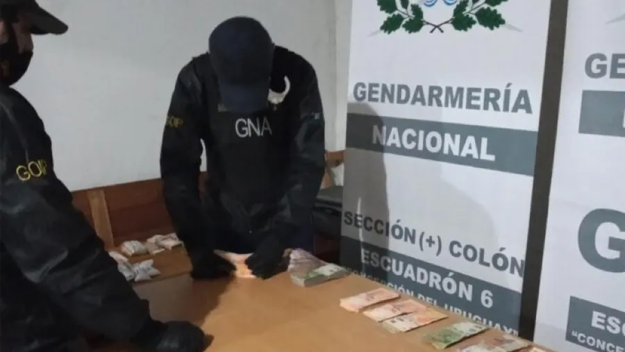 Gendarmería incautó más de 2 millones de pesos ocultos en dos vehículos