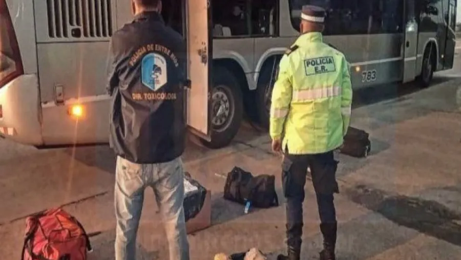 Detuvieron a un hombre que viajaba con dos panes de marihuana en un colectivo.