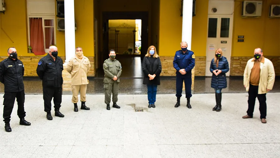 Las ministras de Gobierno y Justicia, Rosario Romero y de Salud, Sonia Velázquez y el jefe de Policía, comisario general Gustavo Maslein, mantuvieron una reunión con los jefes de las Fuerzas Federales para coordinar operativos de control en el marco de las restricciones sanitarias.