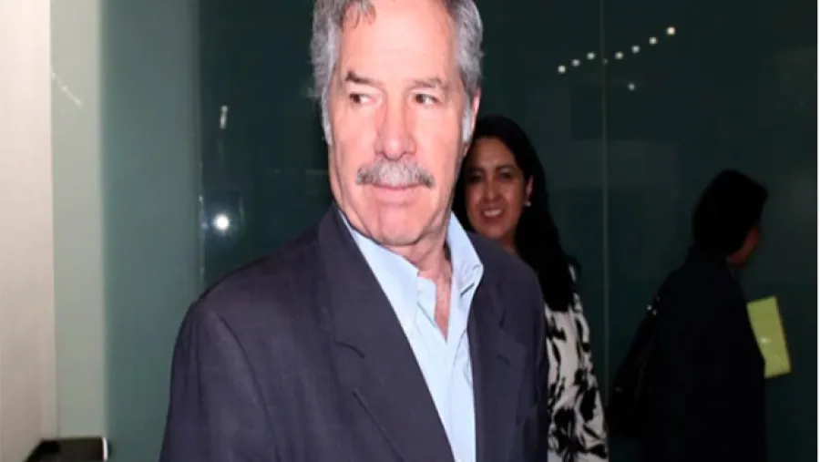 Felipe Solá, canciller argentino, en el aeropuerto de la Ciudad de México