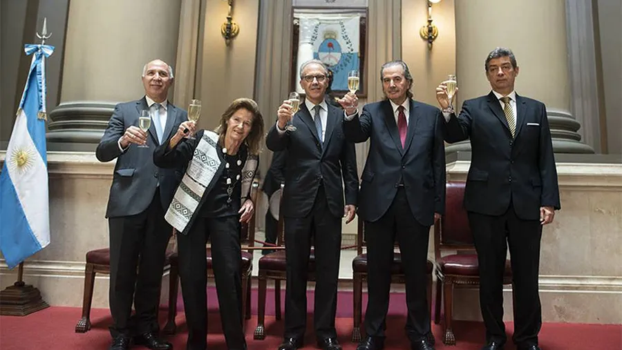 Los jueces de la Corte Suprema de Argentina Ricardo Lorenzetti (izquierda), Elena Highton de Nolasco (recién renunciada), Carlos Rosenkrantz, Juan Carlos Maqueda y Horacio Rosatti, recién elegido presidente.