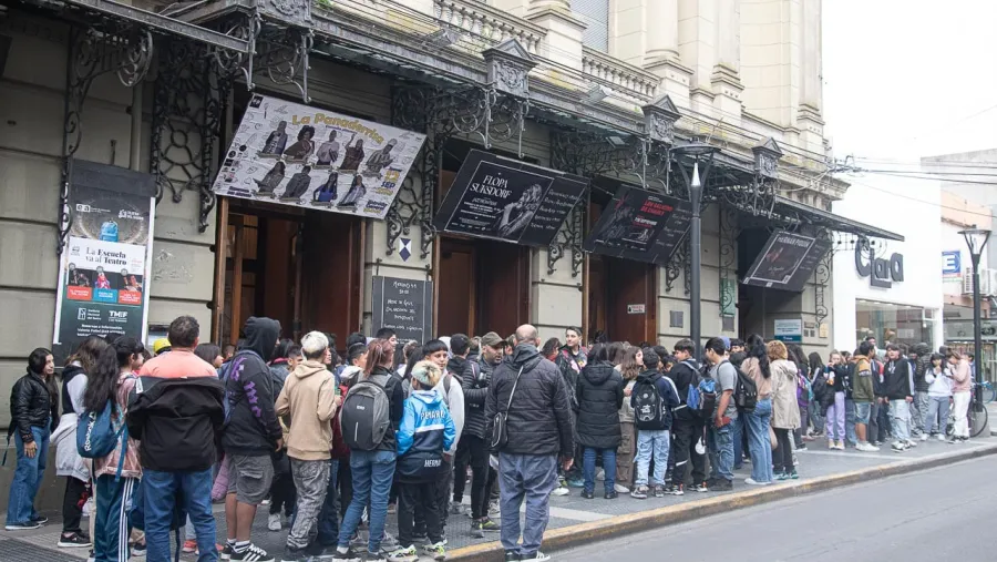 Este miércoles, en el Teatro 3 de Febrero, se presentó el ciclo Escuela de Espectadores con la obra “Una poeta en parolas”. Participaron unos 220 alumnos de escuelas secundarias.