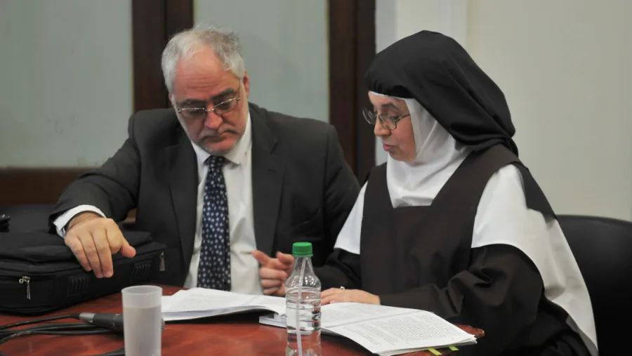  La ex superiora del convento Carmelitas de Nogoyá, Luisa Toledo, junto a su abogado Miguel Cullen.