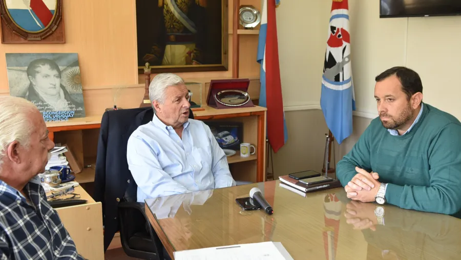 Lauritto junto al jefe zonal de Vialidad