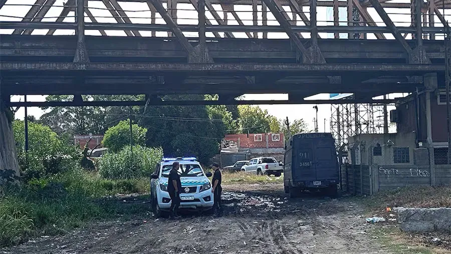 El lugar donde dos adolescentes fueron hallados muertos debajo de un puente en Florencio Varela.