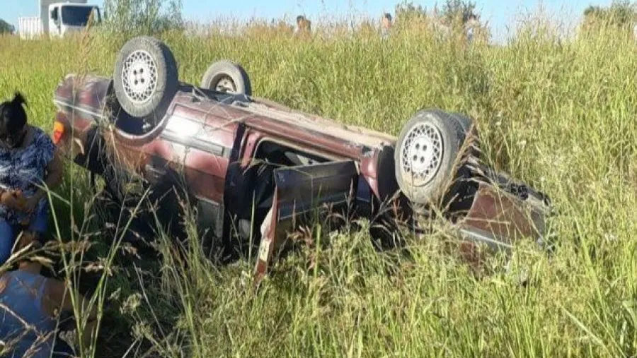 Un auto volcó en el ingreso a Curtiembre y debieron asistir a sus ocupantes