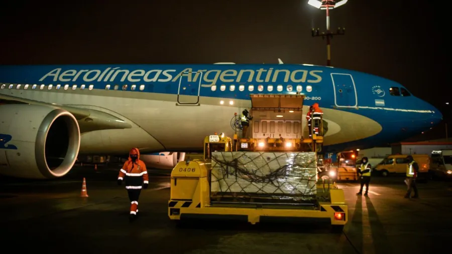 carga de vacunas rusas en avión Aerolíneas