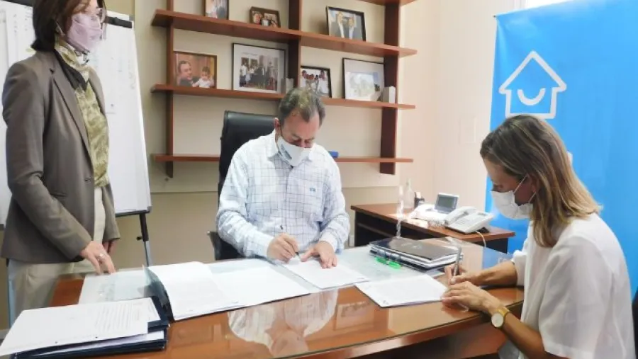 Rubricaron el contrato para construir viviendas de Vicoer en Concepción del Uruguay