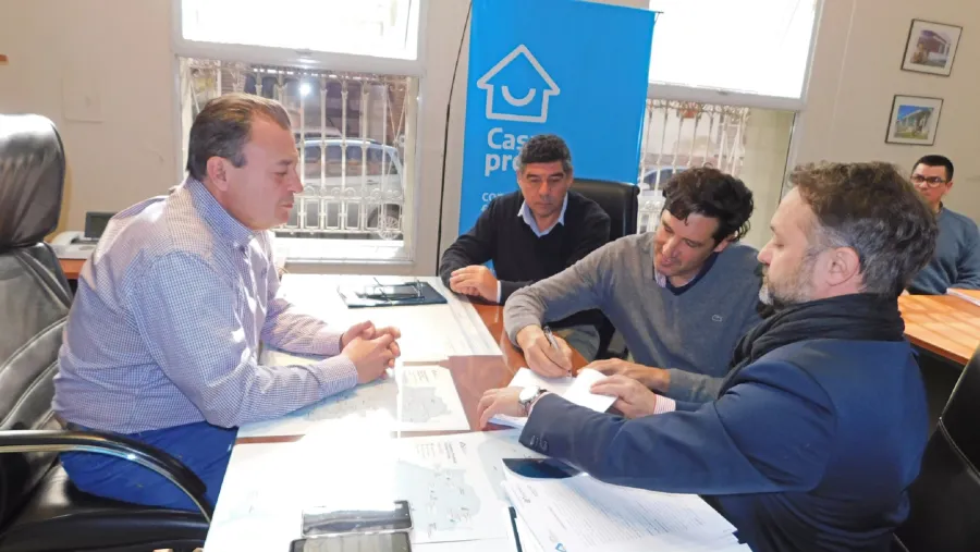 Rubricaron contrato para 15 nuevas viviendas para docentes técnicos y privados en Diamante