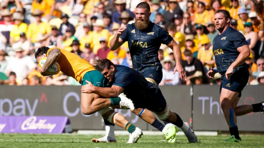 Marcos Kremer acompaña el tackle de Pablo Matera.