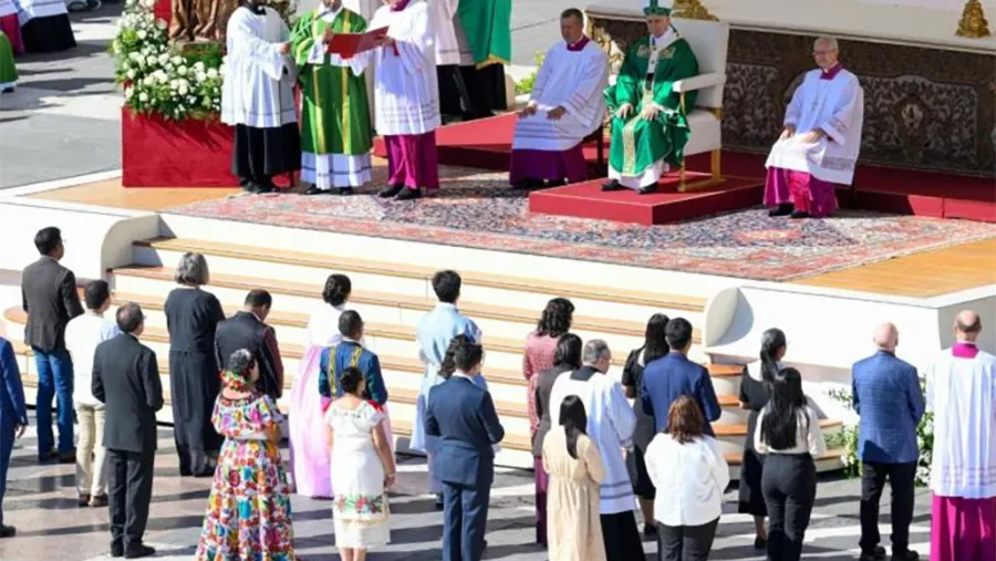 El papa León XIV celebró la misa dominical en la Plaza de San Pedro, que coincidió con la celebración en el Vaticano del Jubileo de los Catequistas.