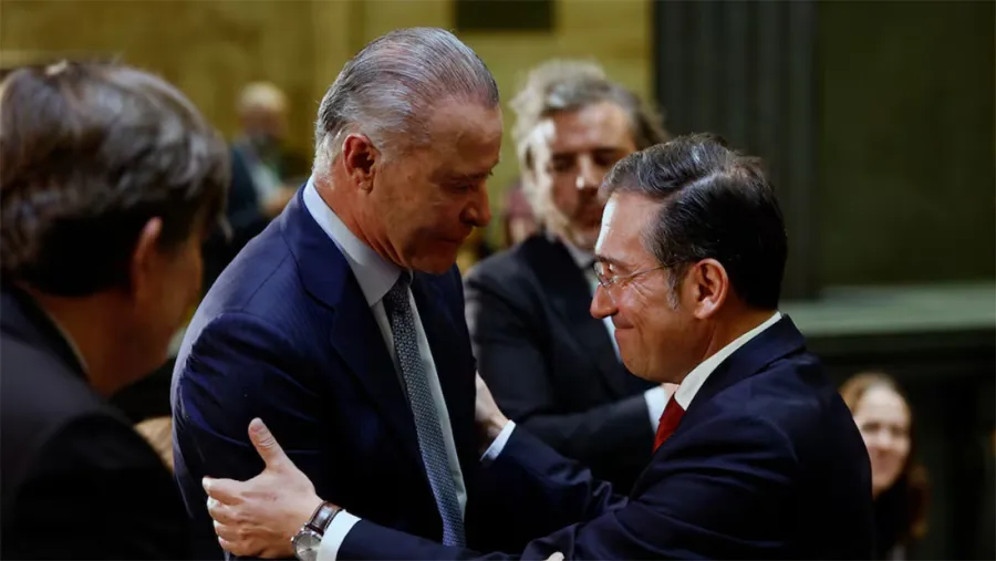 El ministro de Asuntos Exteriores de España, José Manuel Albares, saluda al embajador de México en España, Quirino Ordaz, durante el acto de inauguración de la exposición “La mitad del mundo. La mujer en el México indígena”, este viernes en Madrid.