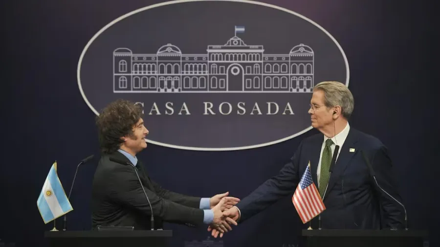 Milei y el secretario del Tesoro de EE.UU., Scott Bessent, el 14 de abril en Buenos Aires