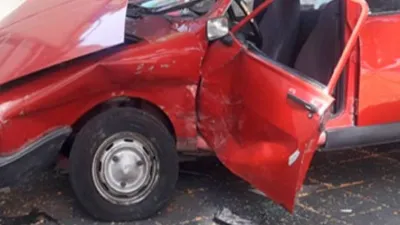 Dos autos chocaron en el Parque Urquiza y terminaron sobre la vereda