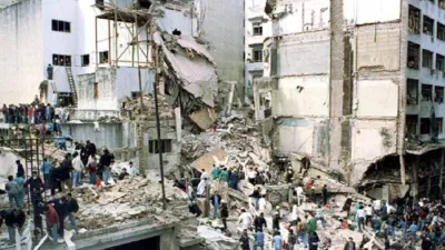 Exactamente a las 9:53 del 18 de julio de 1994 una bomba destruyó el edificio de la AMIA ubicado en el barrio de Once de Buenos Aires. Fue el mayor atentado terrorista que vivió el país. Todavía sigue impune.