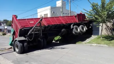 Un acoplado se incrustó en una vivienda en Paraná