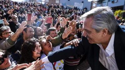 Alberto Fernández saluda a la multitud en campaña