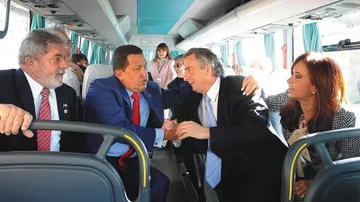 Lula, Chávez, Néstor y Cristina Kirchner, en la Cumbre de las Américas. Detrás asoma Evo Morales, que aún no era presidente. 