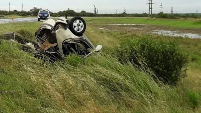 Dos oficiales de Policía resultaron ilesos tras el vuelco del auto