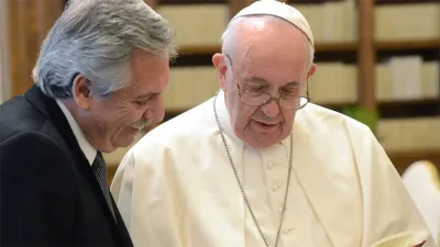 Alberto Fernández y el papa Francisco.