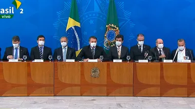 Jair Bolsonaro con sus funcionarios 