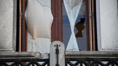 Los vidrios rotos de la ventana del despacho de Cristina Kirchner en el Senado. La vicepresidenta denunció que fue víctima de un atentado que el Gobierno no repudió y frente al cual demoró sospechosamente en reaccionar.