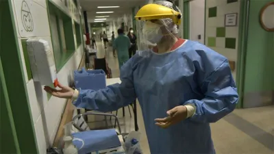 La Argentina sumó en las últimas 24 horas 6.826 nuevos casos de Covid-19 y el recuento global trepó a 2.241.739.