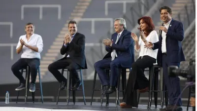 Máximo Kirchner, Sergio Massa, Alberto Fernández, Cristina Kirchner aplauden a Axel Kicillof