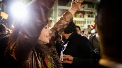 La vicepresidenta de Argentina, Cristina Fernández de Kirchner, saluda a simpatizantes afuera de su casa del barrio de Recoleta el 1° de septiembre de 2022, en Buenos Aires. Ahí fue víctima de un intento de homicidio cuando un hombre se acercó a dispararle sin lograrlo.