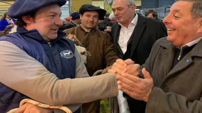 De Ángeli junto a Benedetti en la muestra rural de Palermo