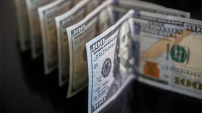 La escasez de dólares va agudizando a medida que se prolonga el rasgo bimonetario de la economía.