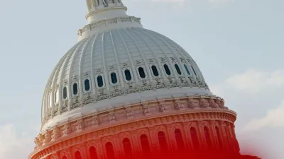 La cúpula del Capitolio, inclinada, parcialmente cubierta con un borrón rojo brillante.