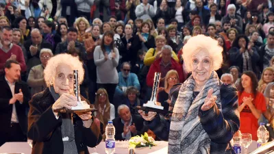 Blanca Díaz de Garnier junto a Estela de Carlotto