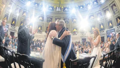 Alberto Fernández se abraza con Cristina Kirchner