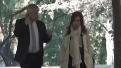 Fernández con Cristina caminando con Olivos