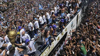 Los jugadores festejan con los hinchas la Copa del Mundo.