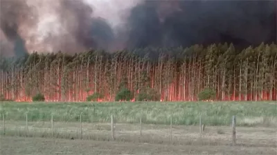 Las columnas de humo se podían divisar desde varios kilómetros de distancia.