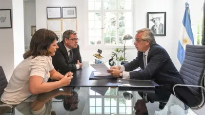 Alberto Fernández junto a Germán Martínez, jefe del bloque de diputados oficialistas, y Carolina Gaillard, presidenta de la comisión de Juicio Político.
