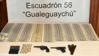 Un hombre viajaba en colectivo por Entre Ríos con dos armas, municiones y 15 mil dólares