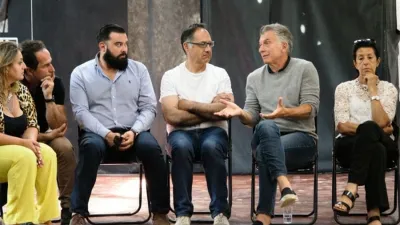 El ex presidente Mauricio Macri hizo su primera aparición pública junto a vecinos y partidarios del PRO en Villa La Angostura.