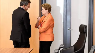 El ministro de Economía junto a la titular del banco de los BRICS, Dilma Rousseff, en China.