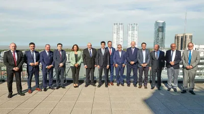 El ministro del Interior, Eduardo de Pedro, junto a gobernadores y representantes de Mekorot tras la firma de acuerdo con cinco provincias.
