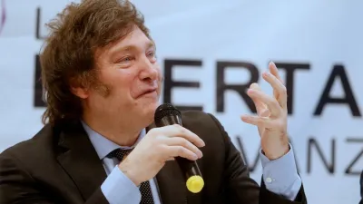 Javier Milei un día dice una cosa sobre la dolarización y otro día dice otra.