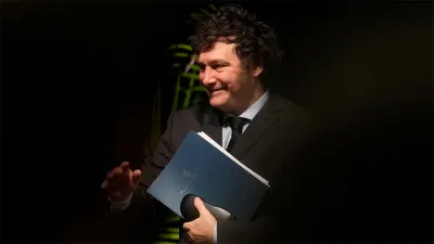 Javier Milei saluda a los estudiantes de la Universidad Internacional de Florida, el 11 de abril, en Miami.