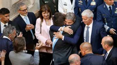 Javier Milei en abrazo efusivo con el ministro de Economía, Luis Caputo, luego de dar el discurso de apertura de las sesiones ordinarias del Congreso.