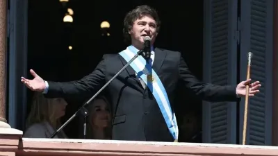 El presidente Javier Milei en el balcón de la Casa Rosada.